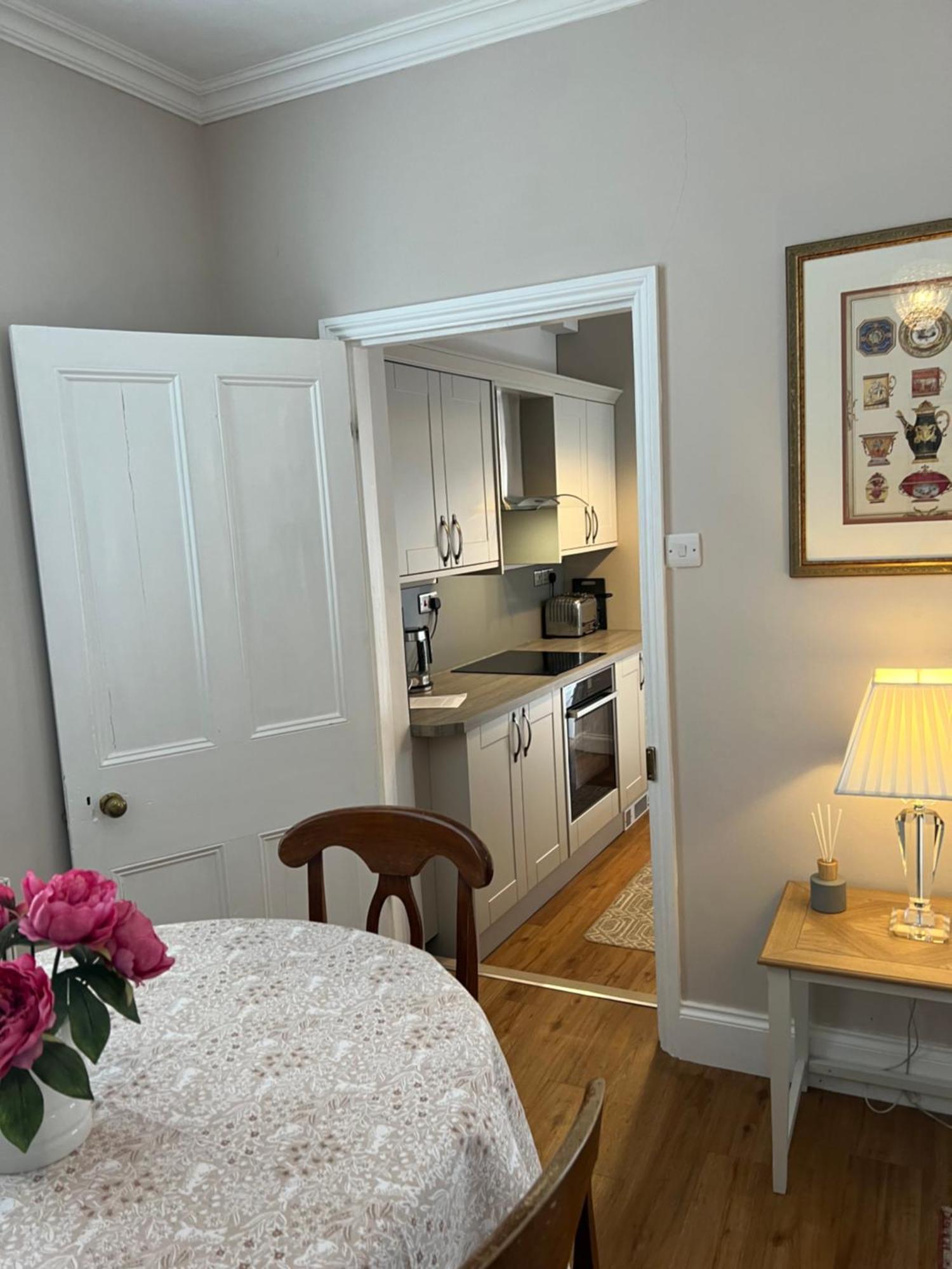 The Lily Pad - Townhouse, A Short Walk To Town Center And Racecourse Сasa de vacaciones *